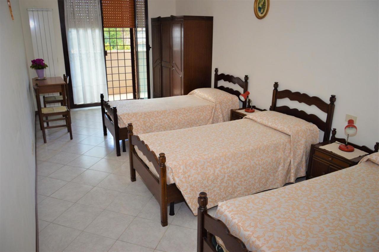 Domus Achille Fosco Hotel Чампино Екстериор снимка
