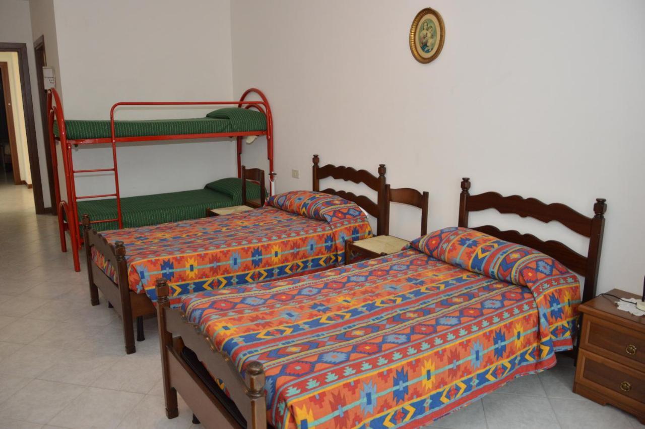 Domus Achille Fosco Hotel Чампино Екстериор снимка